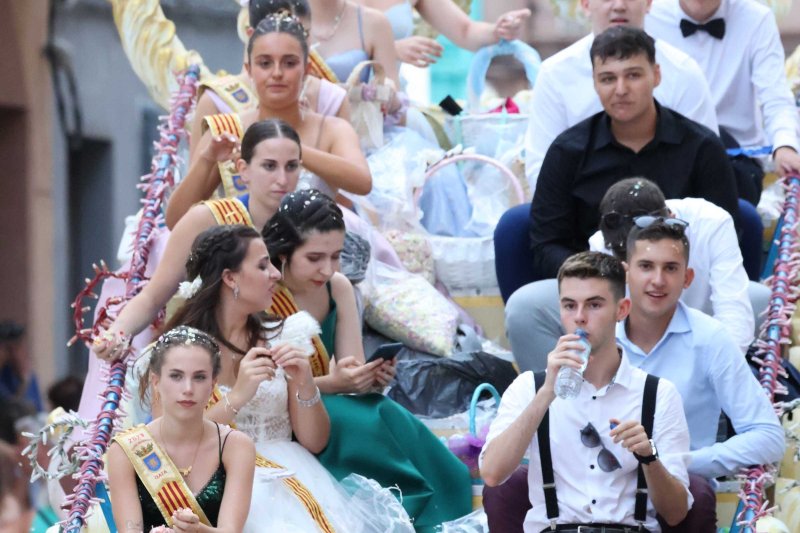 Les carrosses de Gata omplin el recorregut d’enginy, confeti,… i crítiques per l’entrada de bous “sorpresa” Les carrosses de Gata omplin el recorregut d’enginy, confeti,… i crítiques per l’entrada de bous “sorpresa”